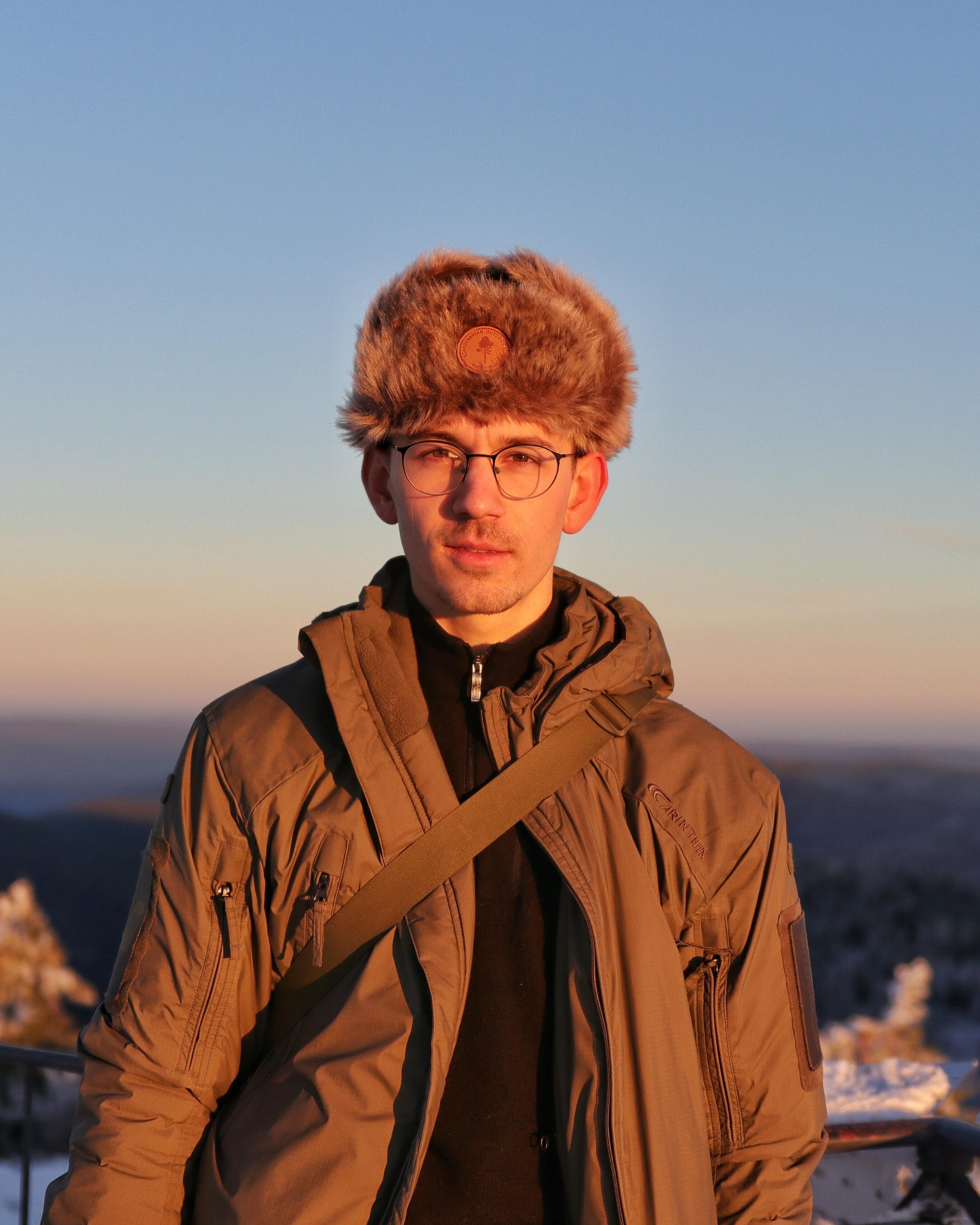 Elias steht bei Sonnenuntergang auf der Hornisgrinde