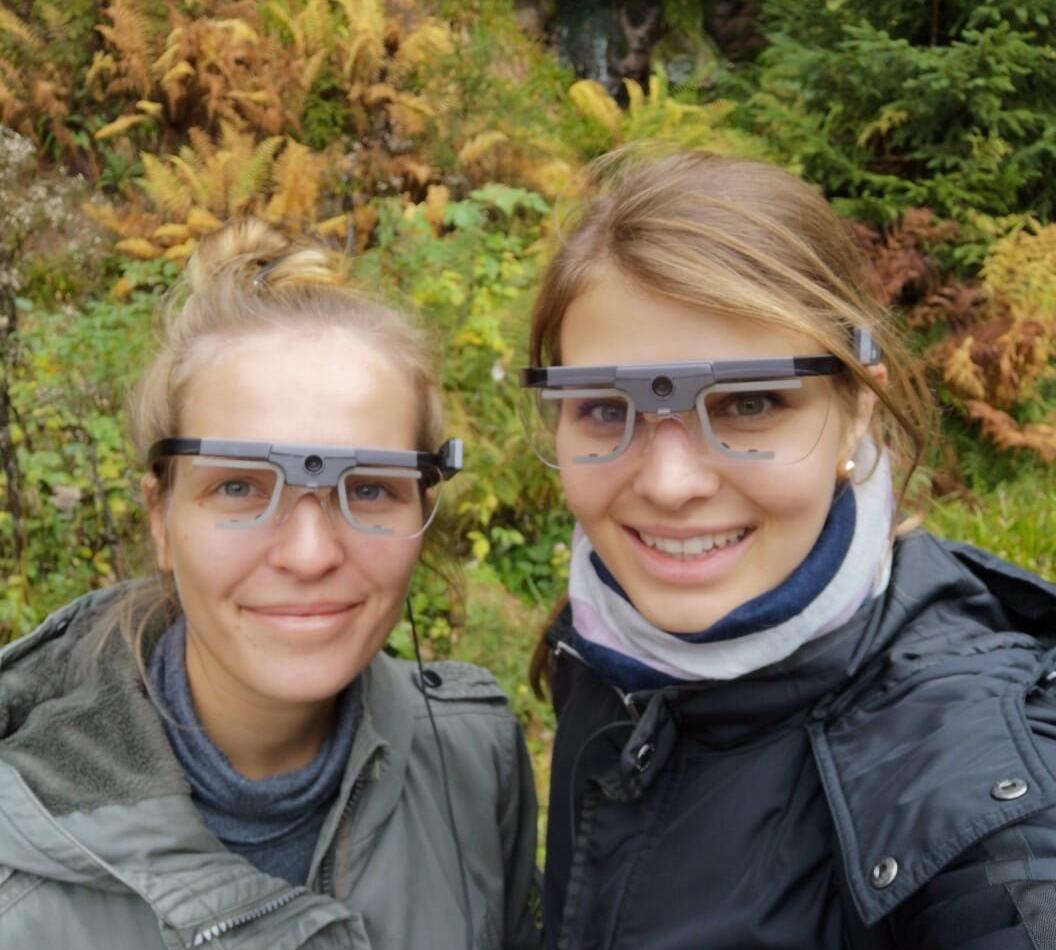 Abbildung 2: Es sind zwei Frauen zu sehen, die Eyetracker-Brillen tragen.