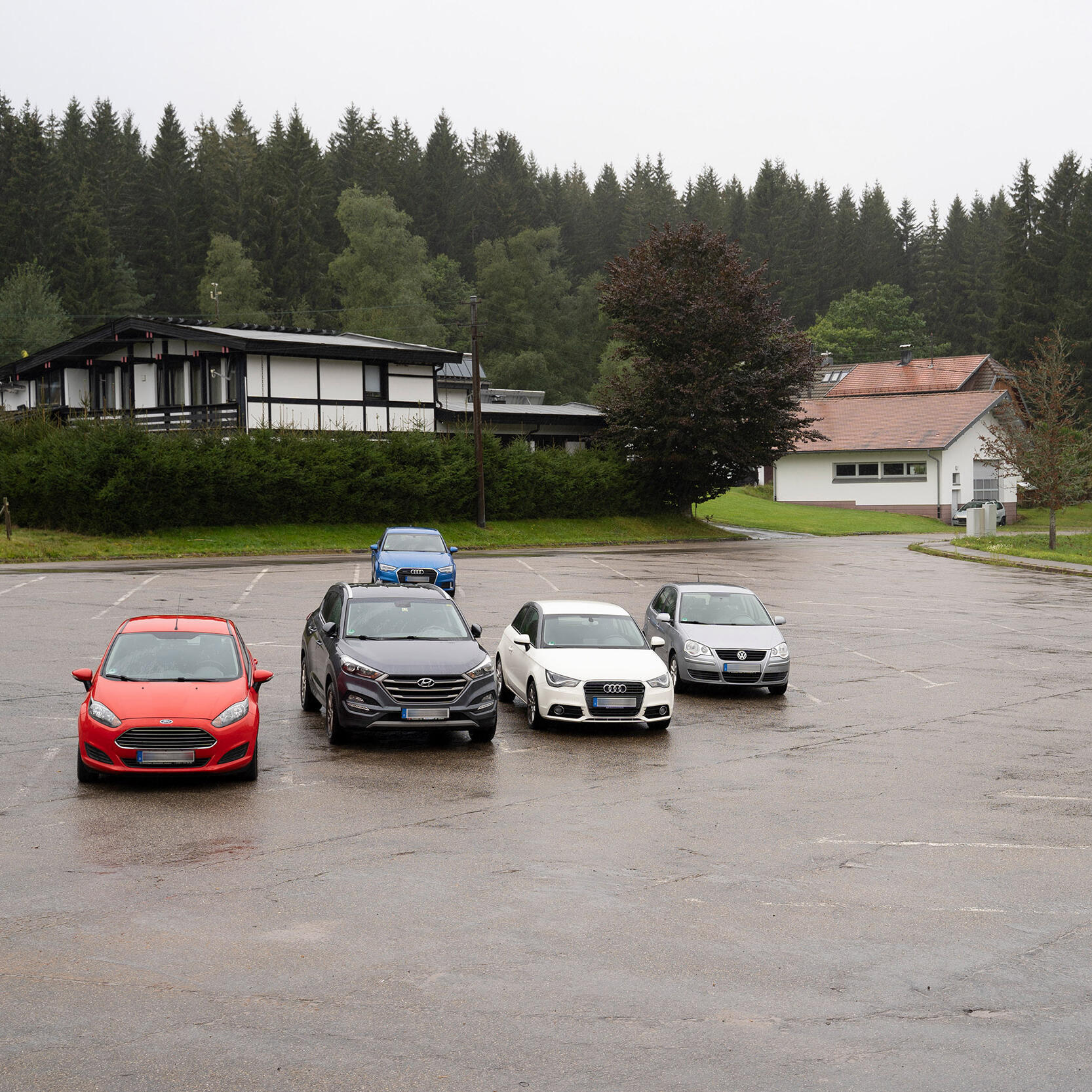 Direkt am Nationalparkhaus: der Parkplatz "Dorfplatz Herrenwies"