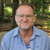 Ein Mann in blauem Hemd mit Brille