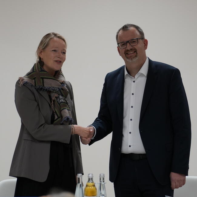 Eine Frau schüttelt einem Mann die Hand - Umweltministerin Thekla Walker begrüßt den Freudenstädter Landrat Andreas Junt im neuen Amt. Foto: Ekaterina Nastah (Nationalpark Schwarzwald)