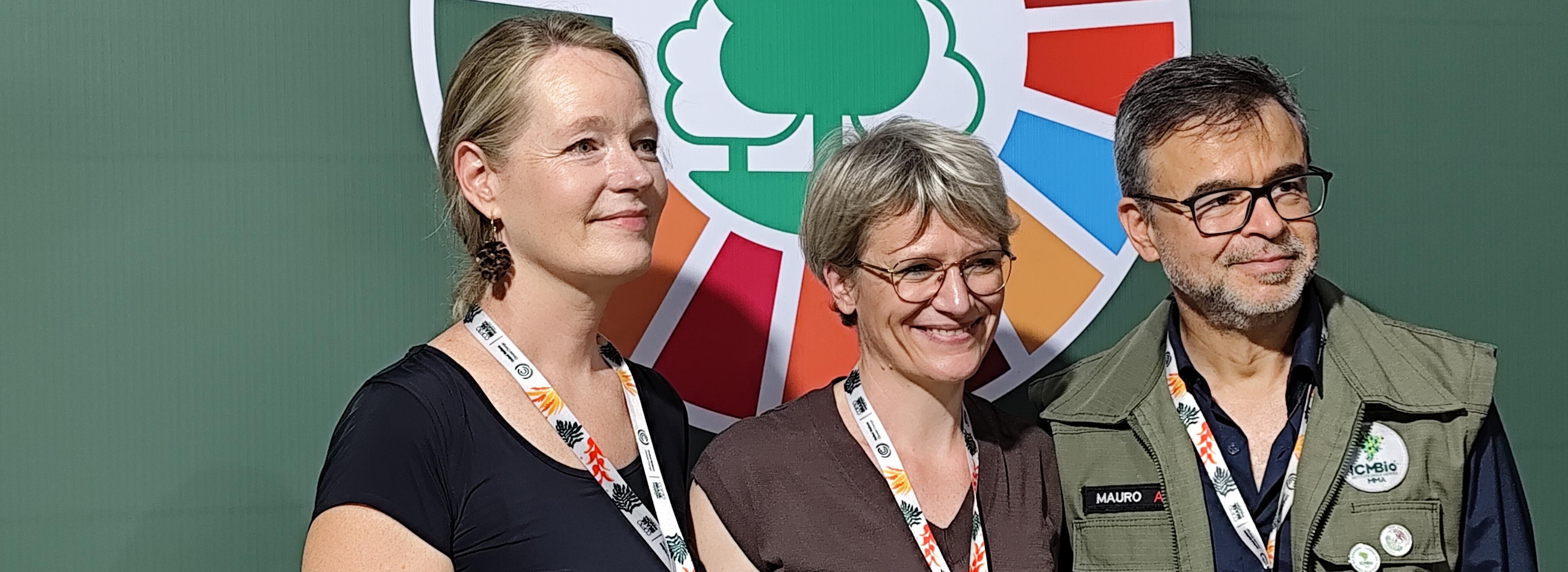 Zwei Frauen und ein Mann schauen lächelnd in eine Richtung. Sie tragen die gleichen Bänder um den Hals. Foto: Simone Stübner (Nationalpark Schwarzwald)