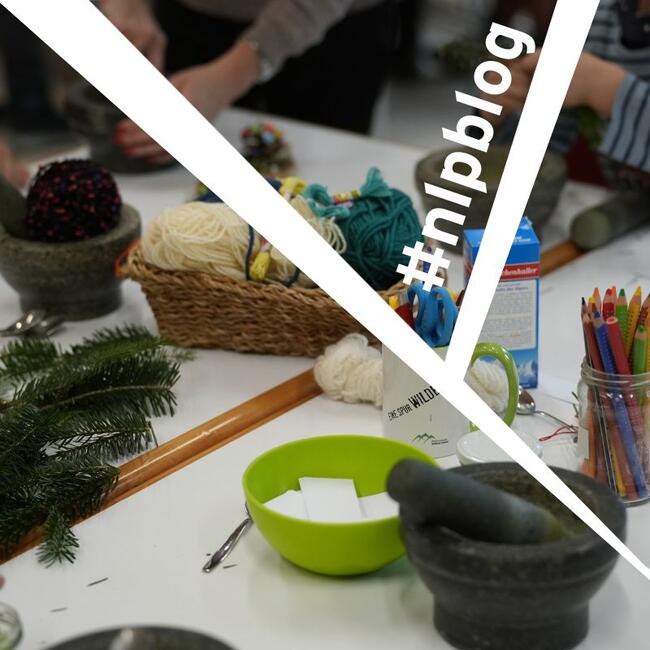 Ein Tisch mit verschiedenen Utensilien zum Basteln: Garn, Tannenzweige, Stifte, Salzmörser, Papier. Foto: Ekaterina Nastah