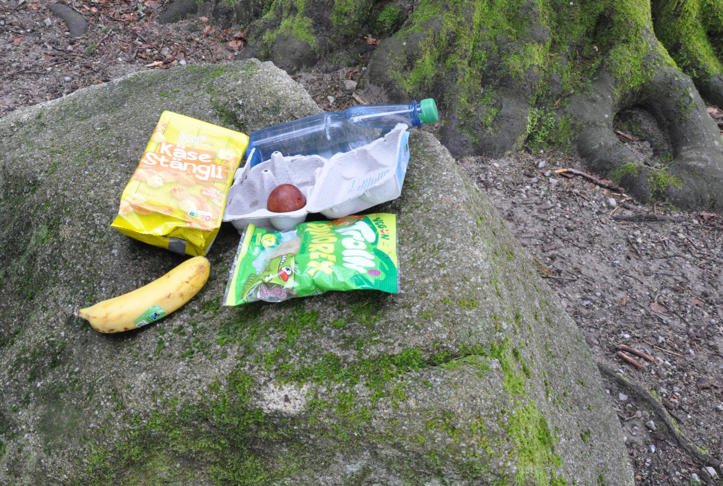 Ein Berg aus Müll - Bananenschale, Verpackungen, Plastikflasche