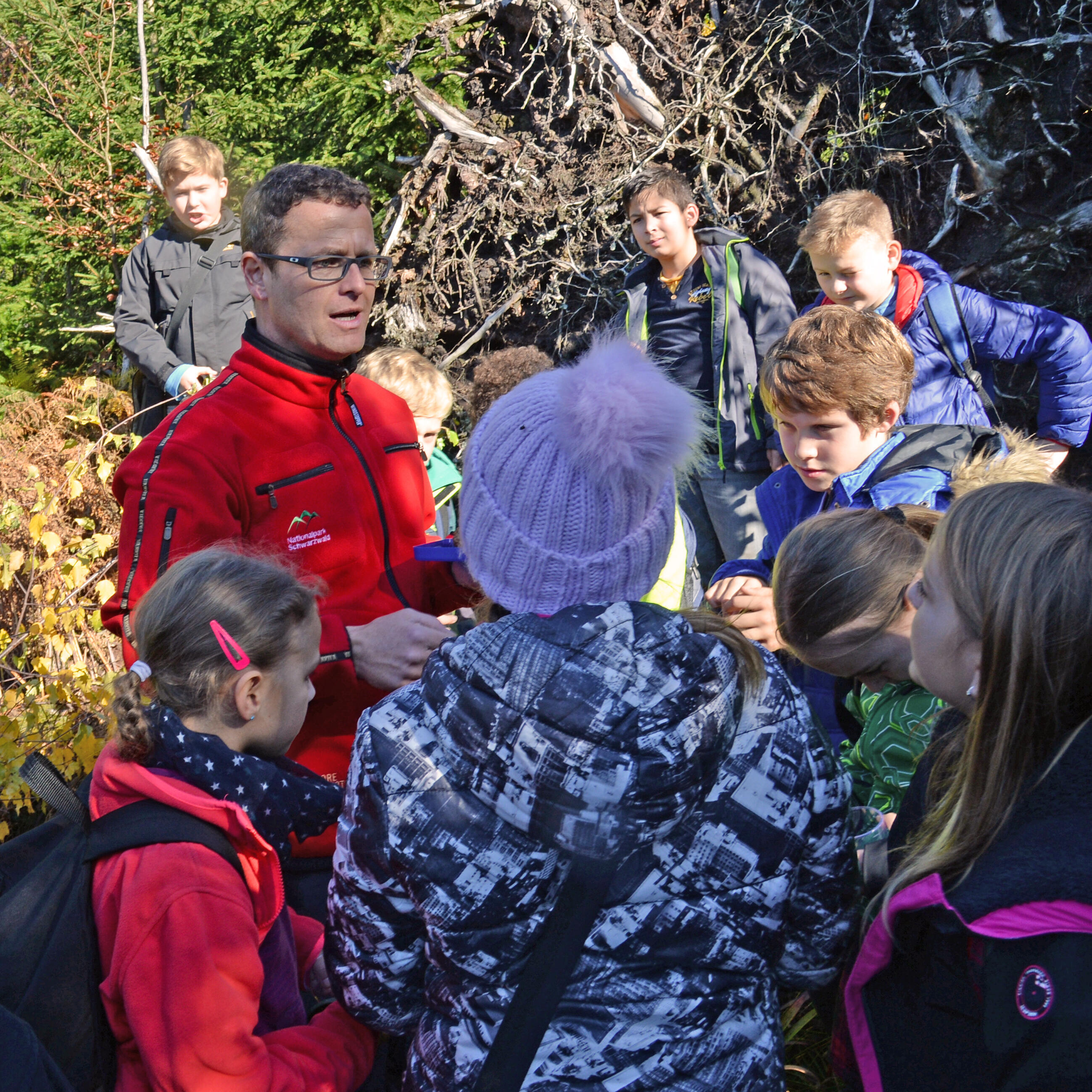 Schüler stehen um einen Nationalparkmitarbeiter © Winfried Rothermel (Nationalpark Schwarzwald)