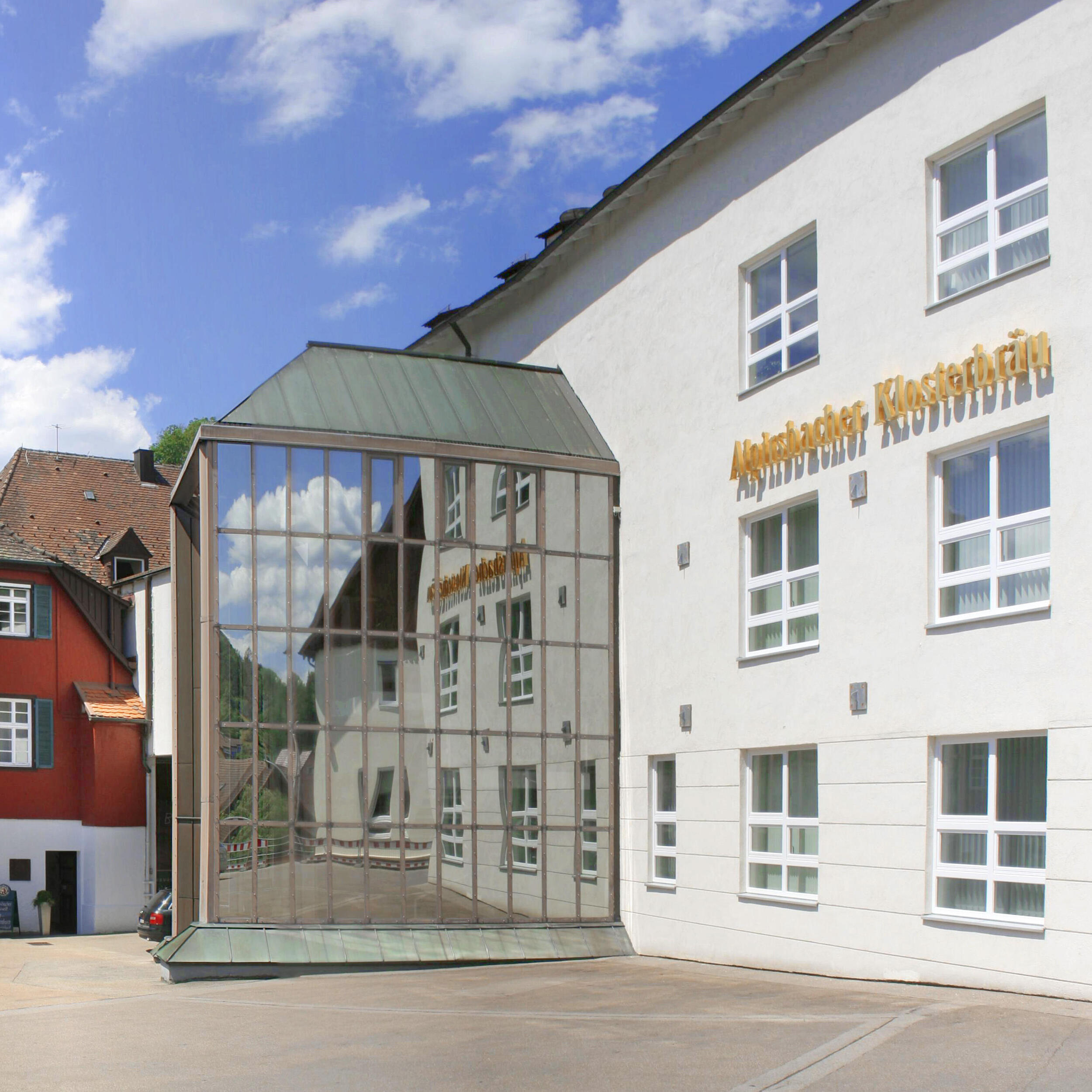 Außenansicht des Brauereigebäudes der Firma Alpirsbacher Klosterbräu 