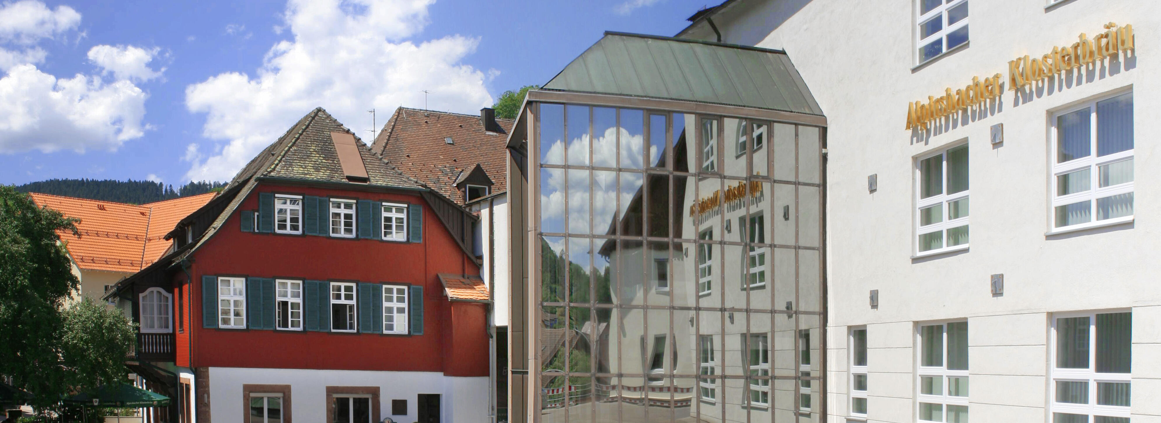 Außenansicht des Brauereigebäudes der Firma Alpirsbacher Klosterbräu 