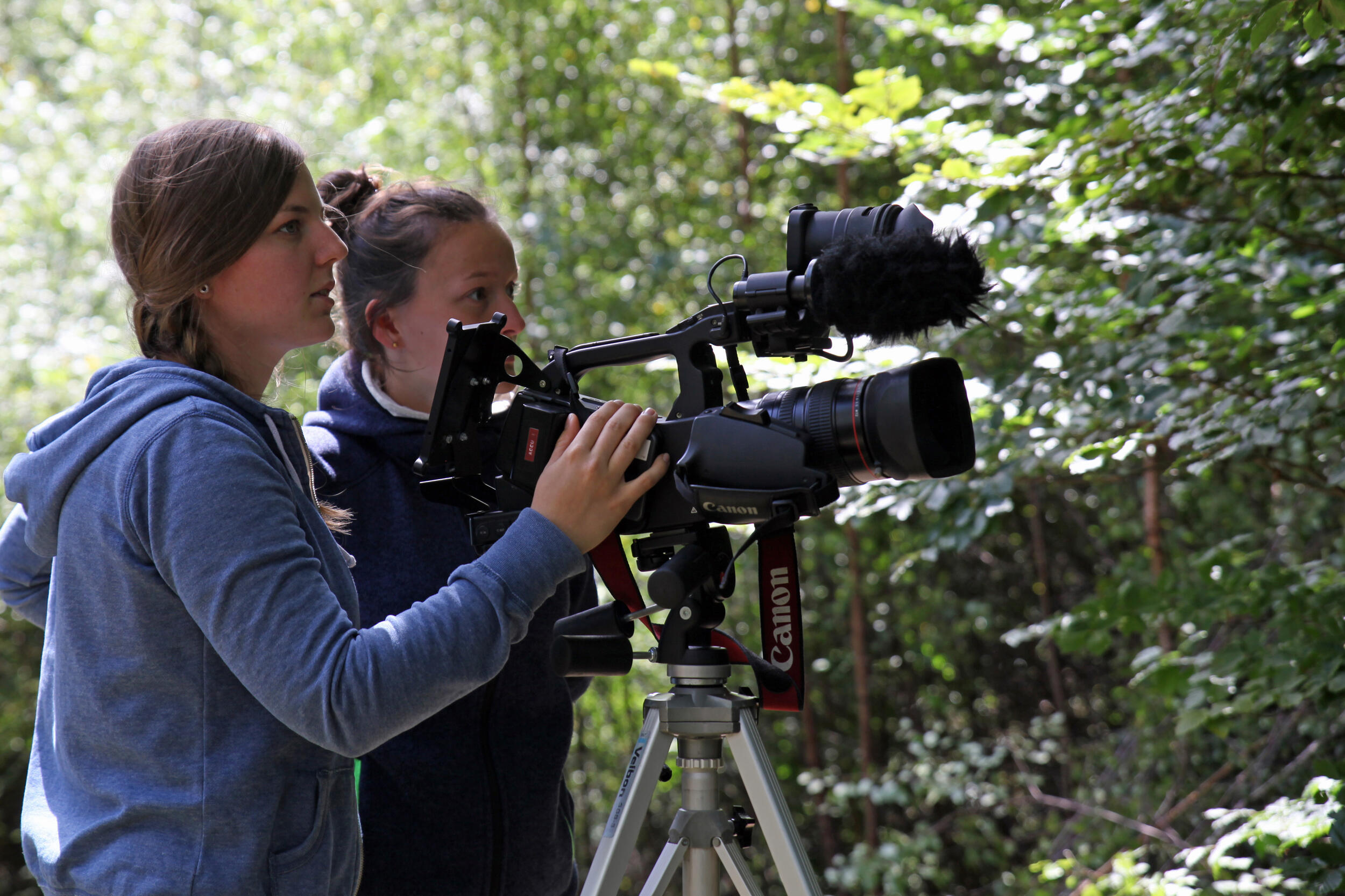 Zwei junge Frauen filmen in wilder Natur mit professionellem Kamera-Equipment © Herbert Dohlen (Greencut)