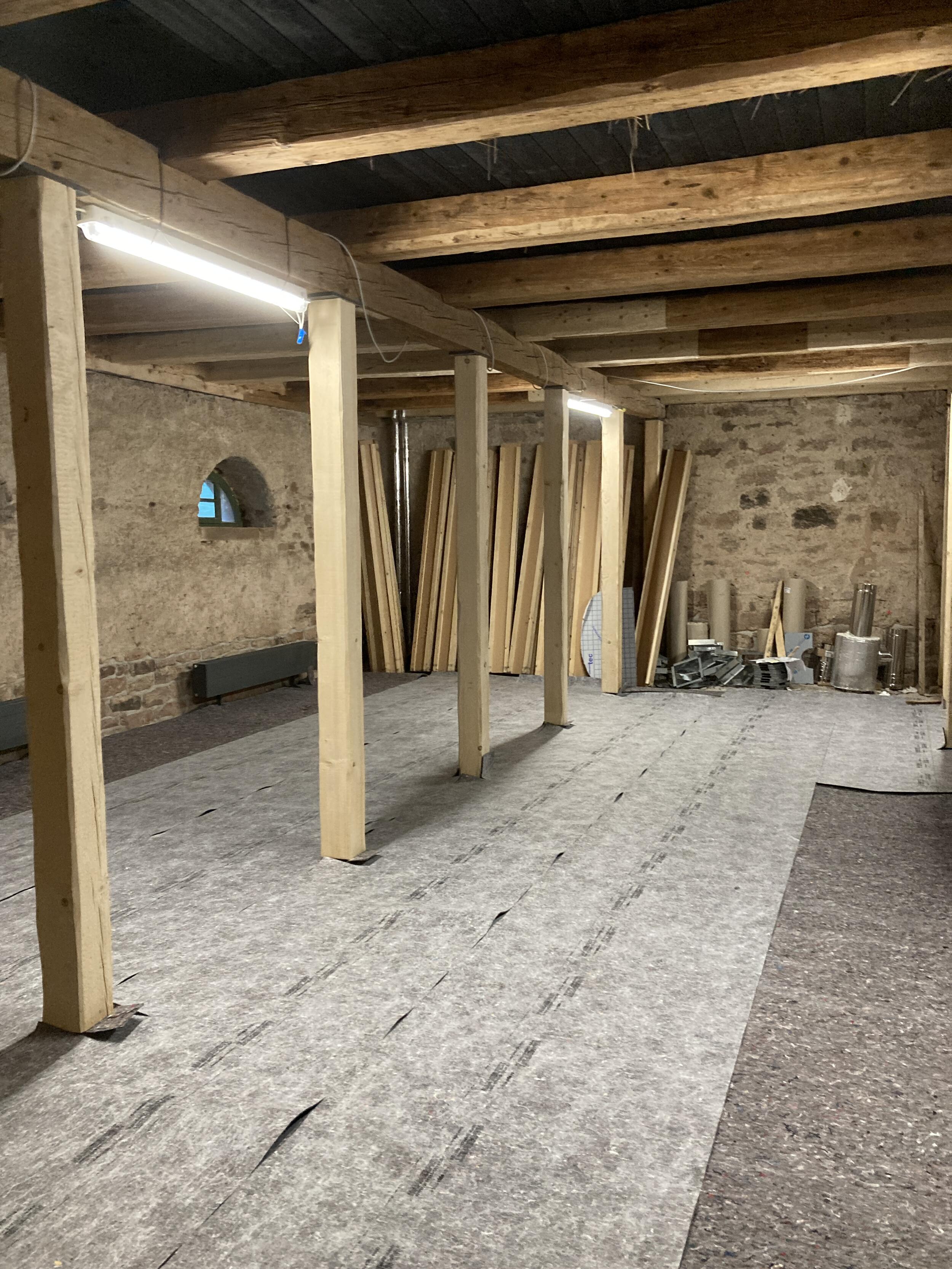Innen wird umgebaut: Der Fußboden ist abgedeckt, neue Holzbalken wurden eingezogen