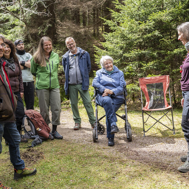 Menschen stehen im Kreis in Gesprächen