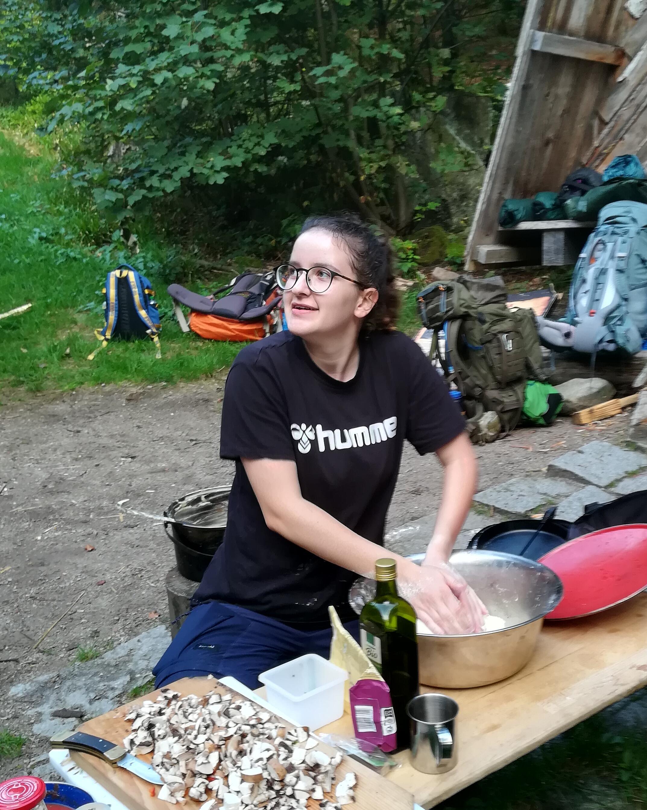Darleen beim Essen machen im Naturcamp