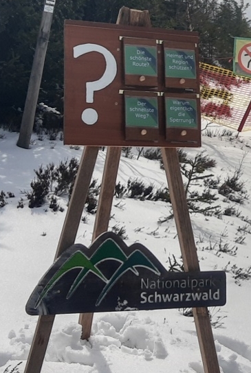 Abb. 4: Interaktives Schild auf einem Dreibein mit Nationalpark-Logo im Winter