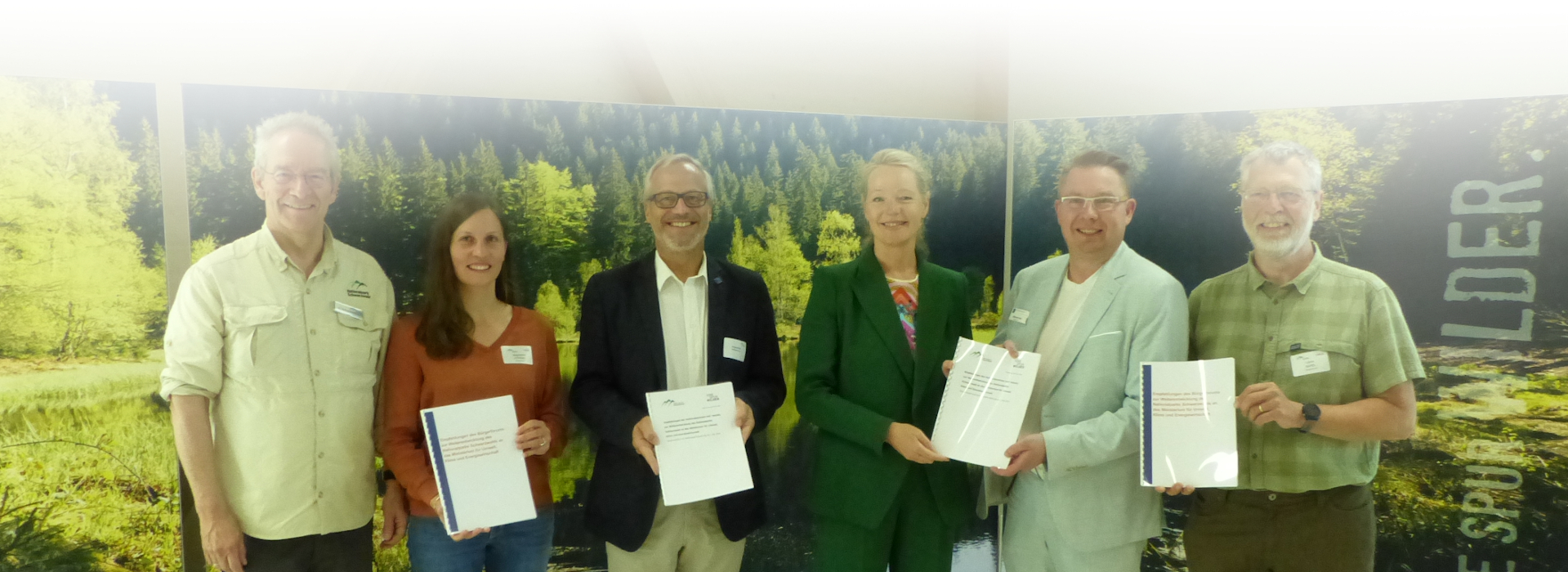 Vier Männer und zwei Frauen stehen vor einem Plakat des Nationalparks Schwarzwald, vier von ihnen halten Zettel in der Hand. Foto: Lisa Milbrandt (Nationalpark Schwarzwald)