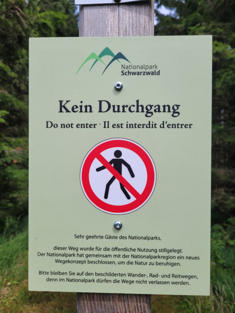 Abb. 1 zeigt ein Schild zum Durchgangsverbot im Nationalpark.