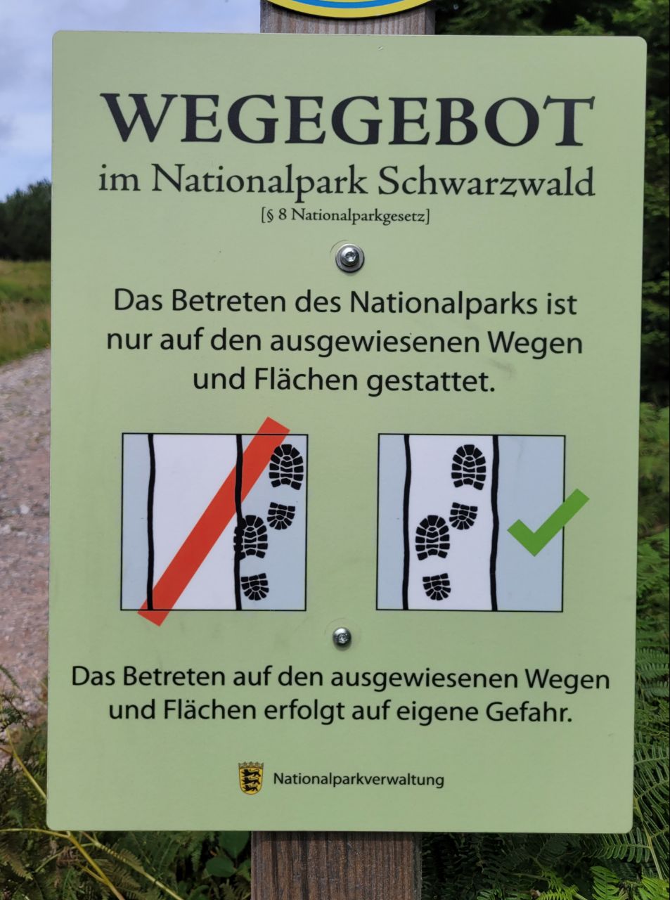 Abb. 2: Schild Wegegebot im Nationalpark ©Lisa Holocher Abbildung 2 zeigt ein Schild, das das Wegegebot im Nationalpark grafisch darstellt.
