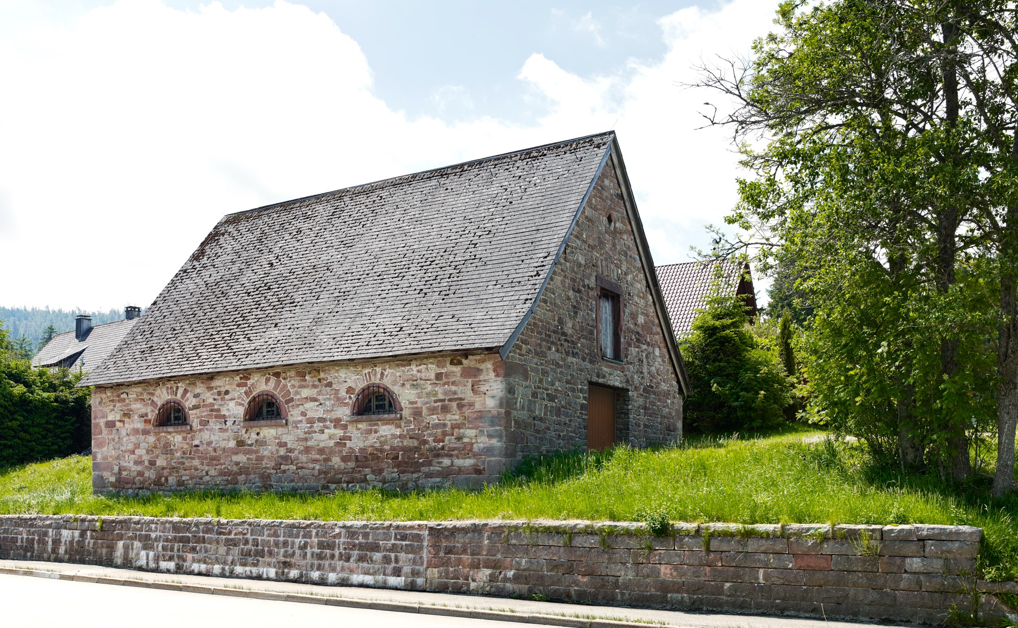 Seitenansicht eines kleinen, alten Gebäudes aus Stein.