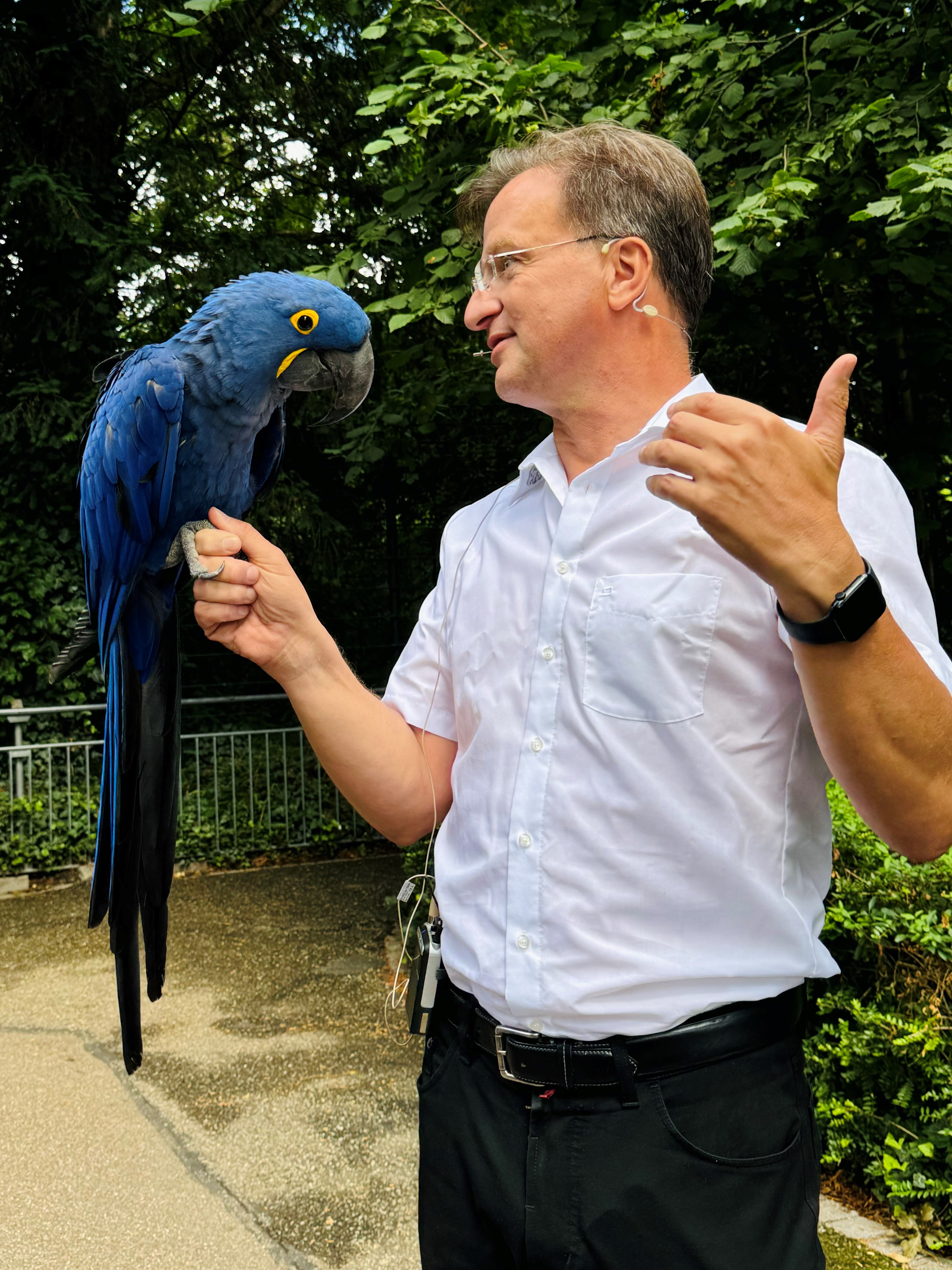 Matthias Reinschmidt mit Ara auf der Hand