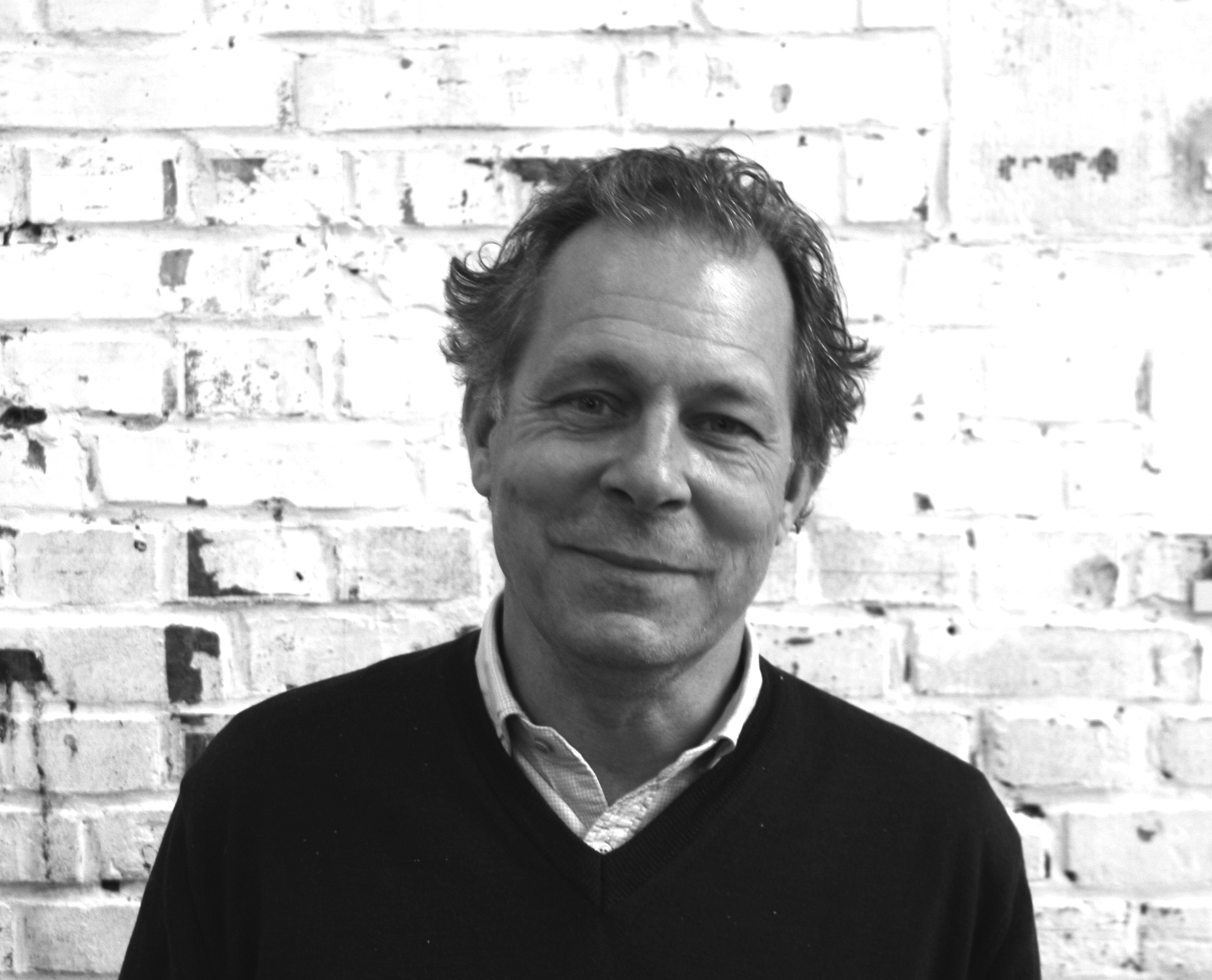 Henning Baurmann steht vor einen Steinwand