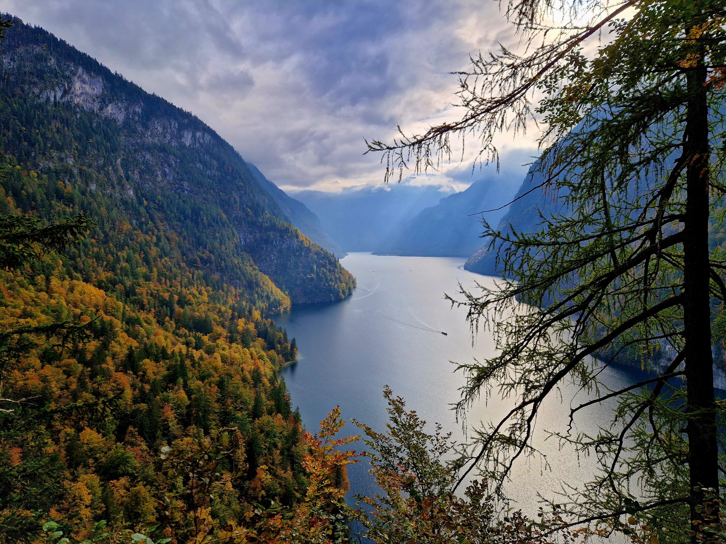 Ausblick von oben. Herbstliche Landschaft. Unten sieht man einen See. Foto: Nadine Berger