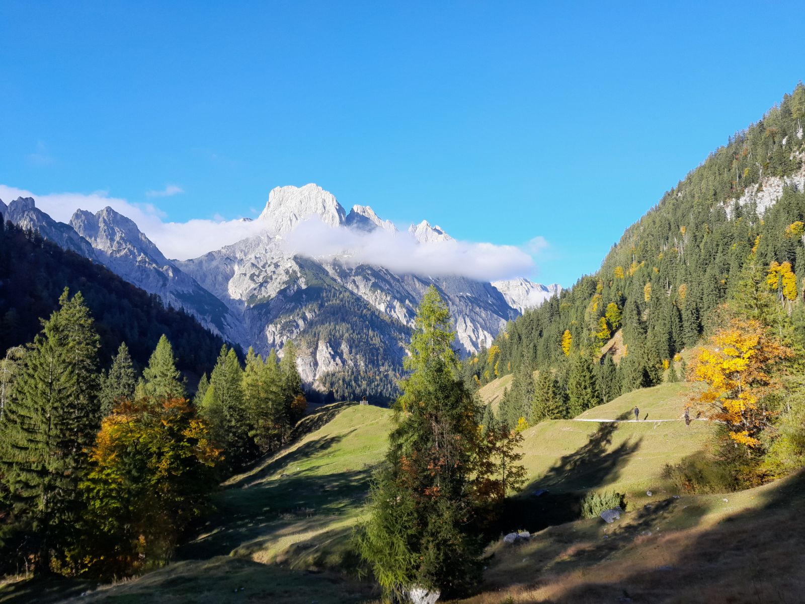 Eine Berglandschaft mit Wolken und Sonne. Foto: Nadine Berger