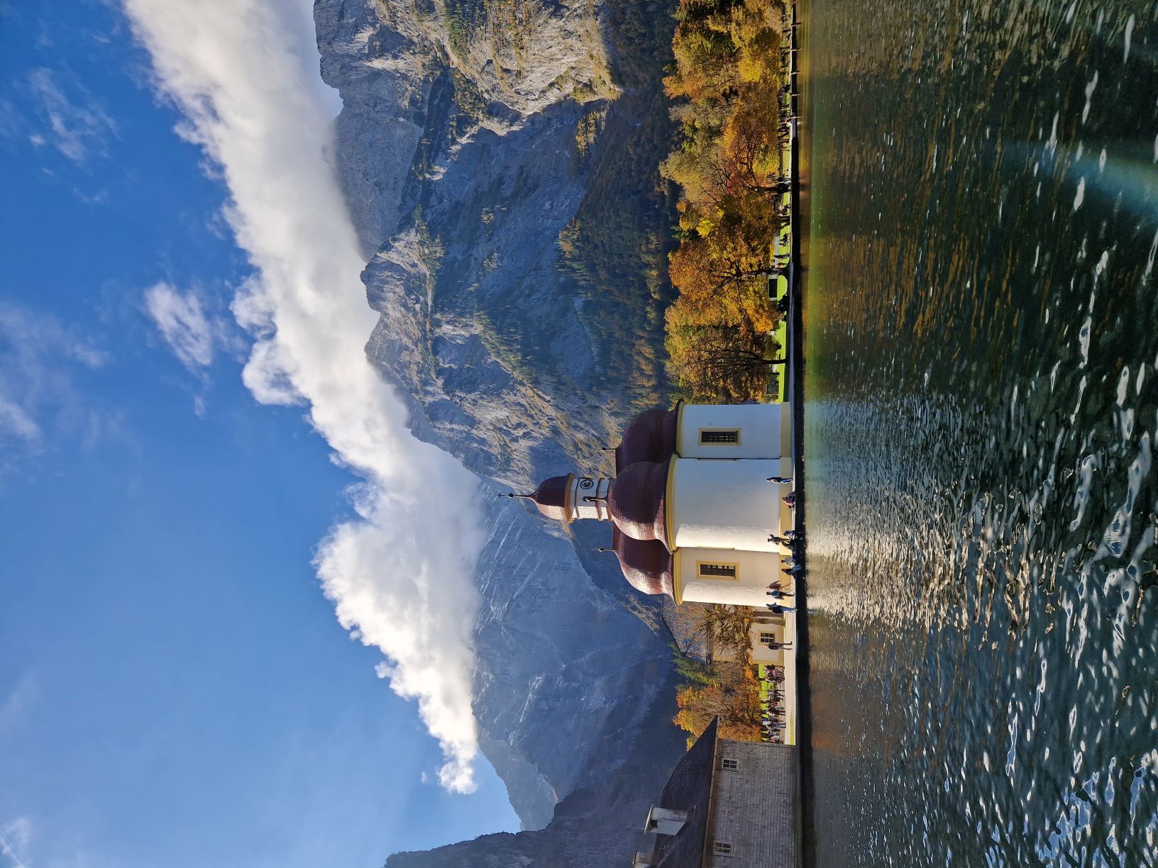 Man sieht eine Kirche. Sie heißt St. Bartholomä. Ein Berg, er heißt Watzmann, sieht man auch. Foto: Nadine Berger