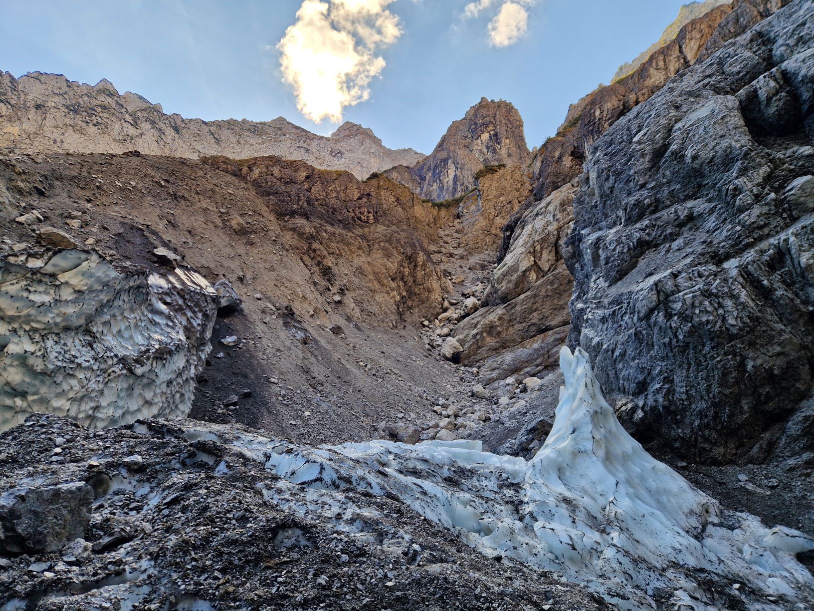 Die Sonne scheint. Man sieht einen Fels und Eis. Foto: Nadine Berger