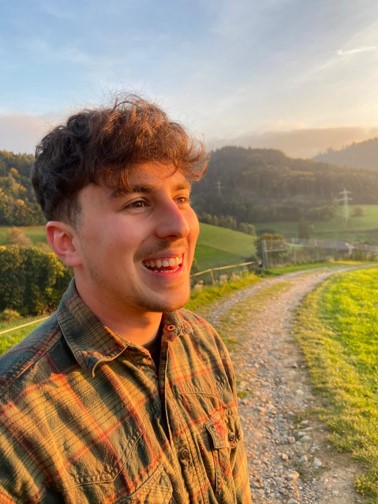Man sieht einen braunhaarigen Jungen Mann. Er wird von der Sonne angeschienen. Foto: Privat
