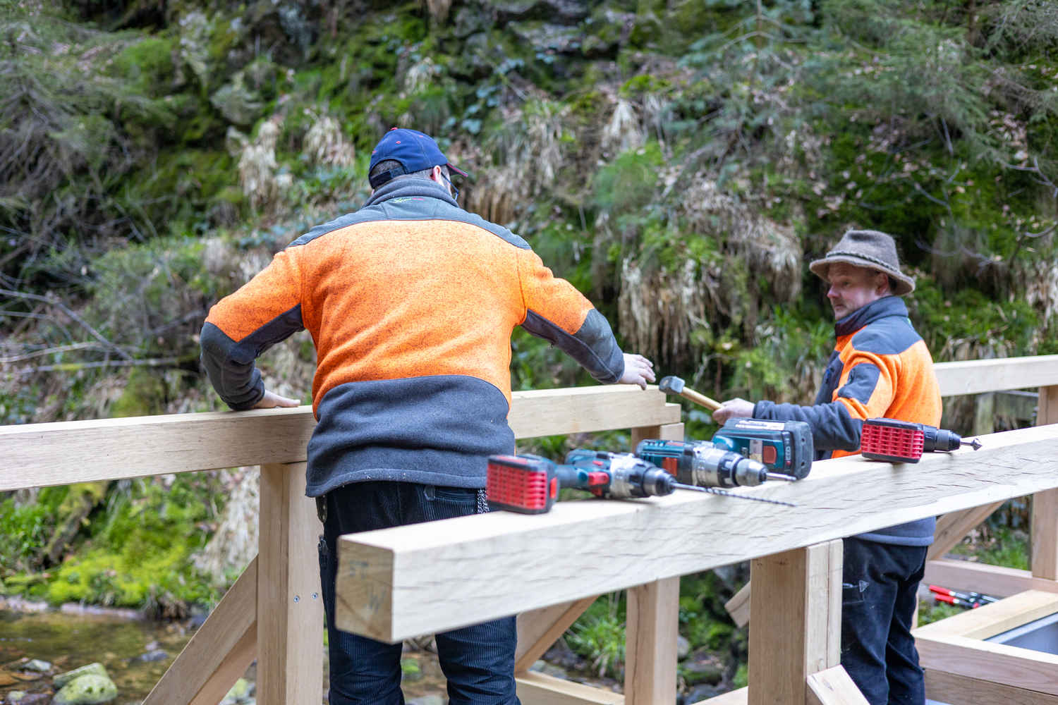 Zwei Männer arbeiten am Bau einer Brücke. Foto: Andreas Forch
