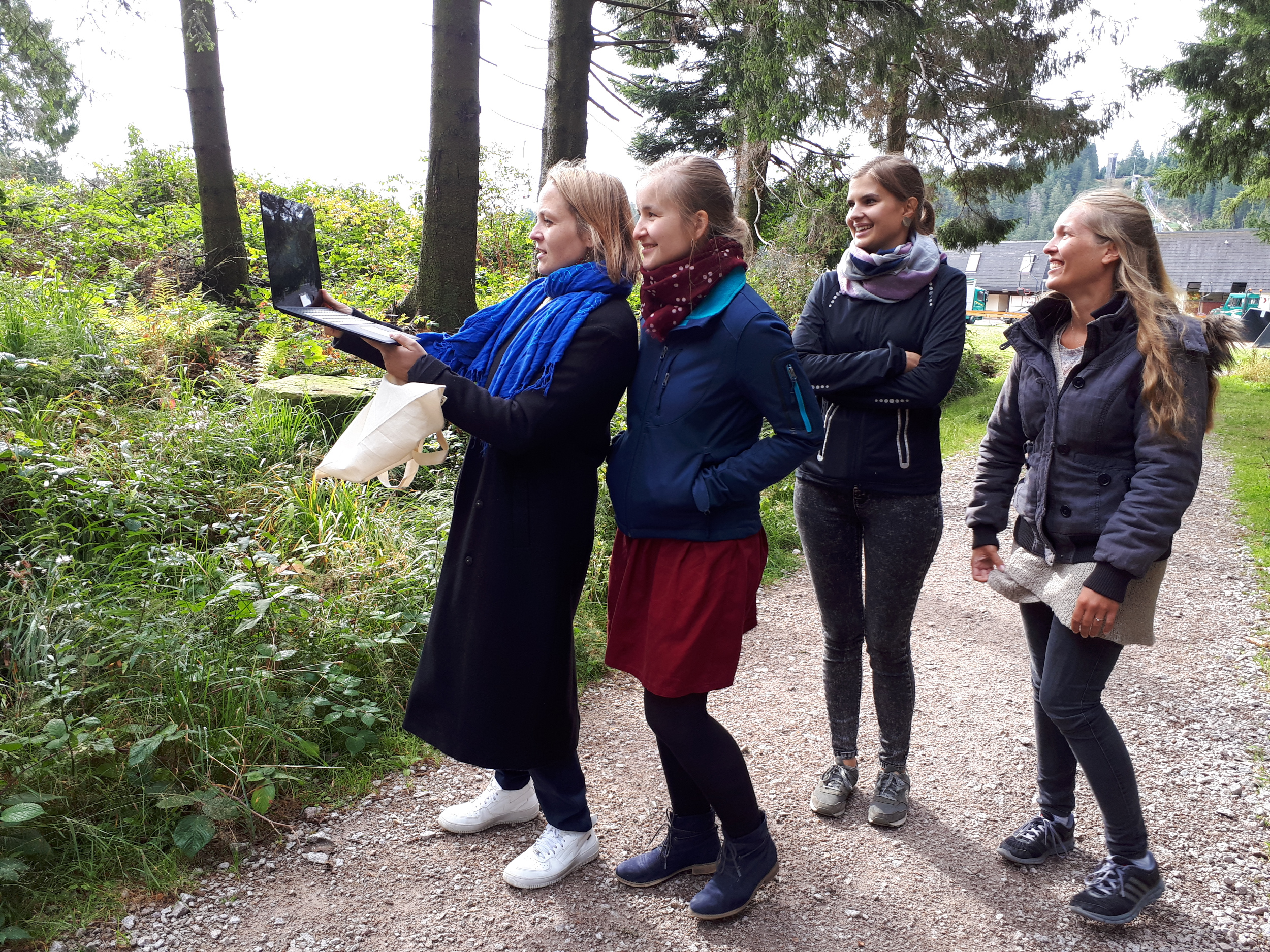 Check der Eyetracking-Aufnahme: Kerstin Botsch, Johanna Hantsch, Barbara Laner und Katharina Balthasar (v.l.). © Susanne Berzborn (Nationalpark Schwarzwald) Vier Frauen schauen in der Natur auf einen Laptop. Foto: Susanne Berzborn