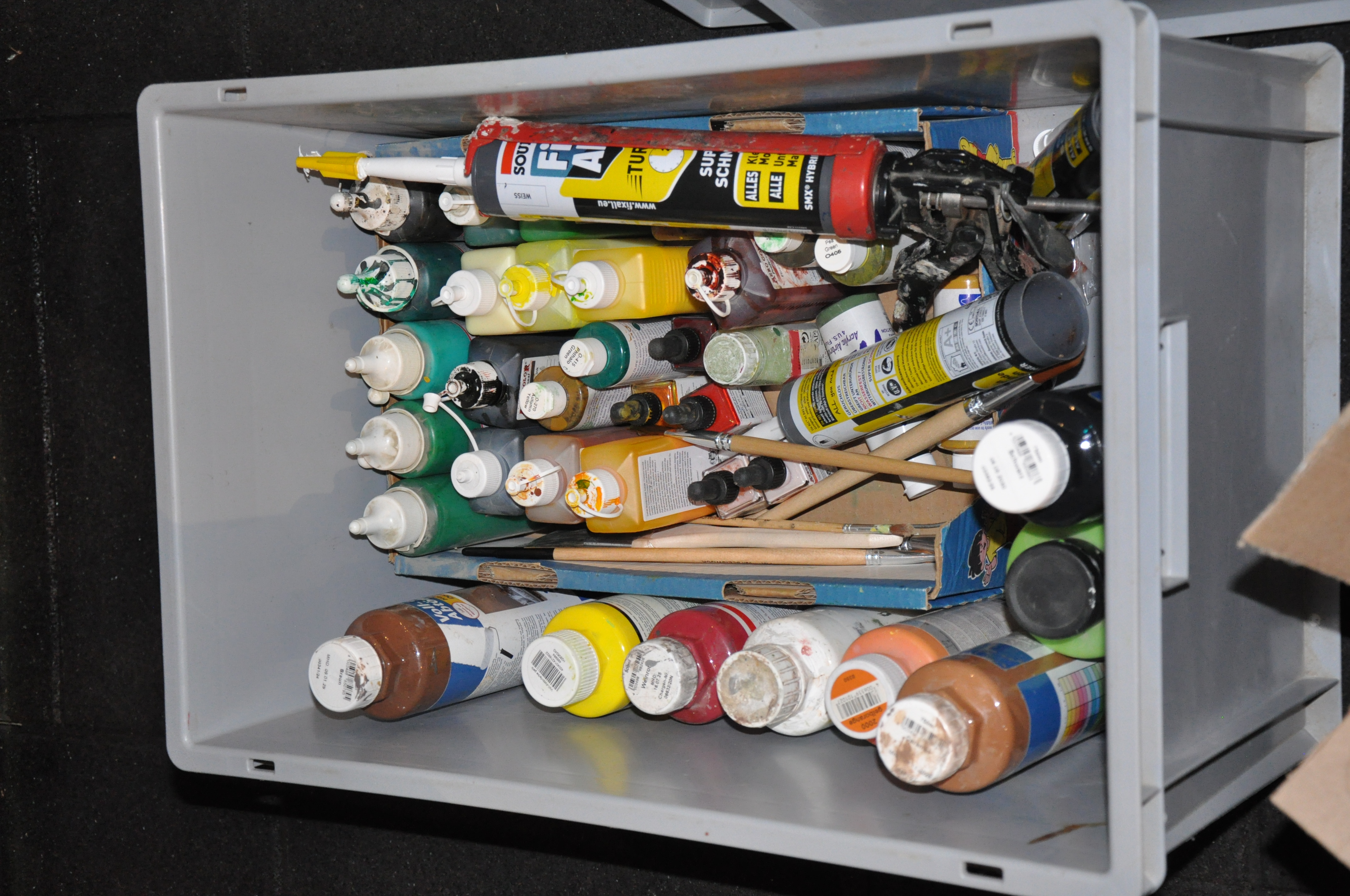 Eine Kiste mit vielen verschiedenen Farben und Pinseln. Foto: Iris Lemanczyk 