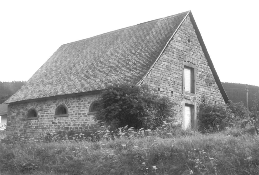 Eine alte Foto-Aufnahme des Rossstalls in schwarz-weiß.