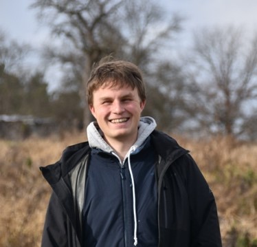 Thomas Kimmich. © Judith Wildt-Bastos Ein junger Mann im blauen Kapuzenpullover lacht in die Kamera. Foto: Judith Wildt-Bastos