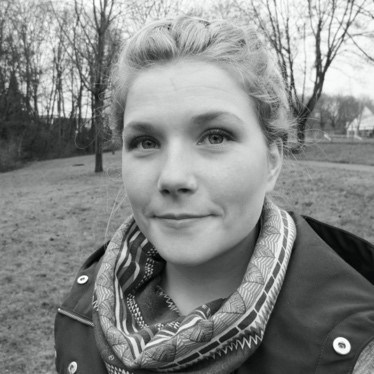Klara Friederich. © Judith Wildt-Bastos Eine Frau mit Halstuch und Kapuzenjacke schaut in die Kamera. Foto: Judith Wildt-Bastos