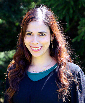 Eine Frau mit langen, leicht gewellten braunen Haaren lächelt in die Kamera. Foto: Daniel Müller