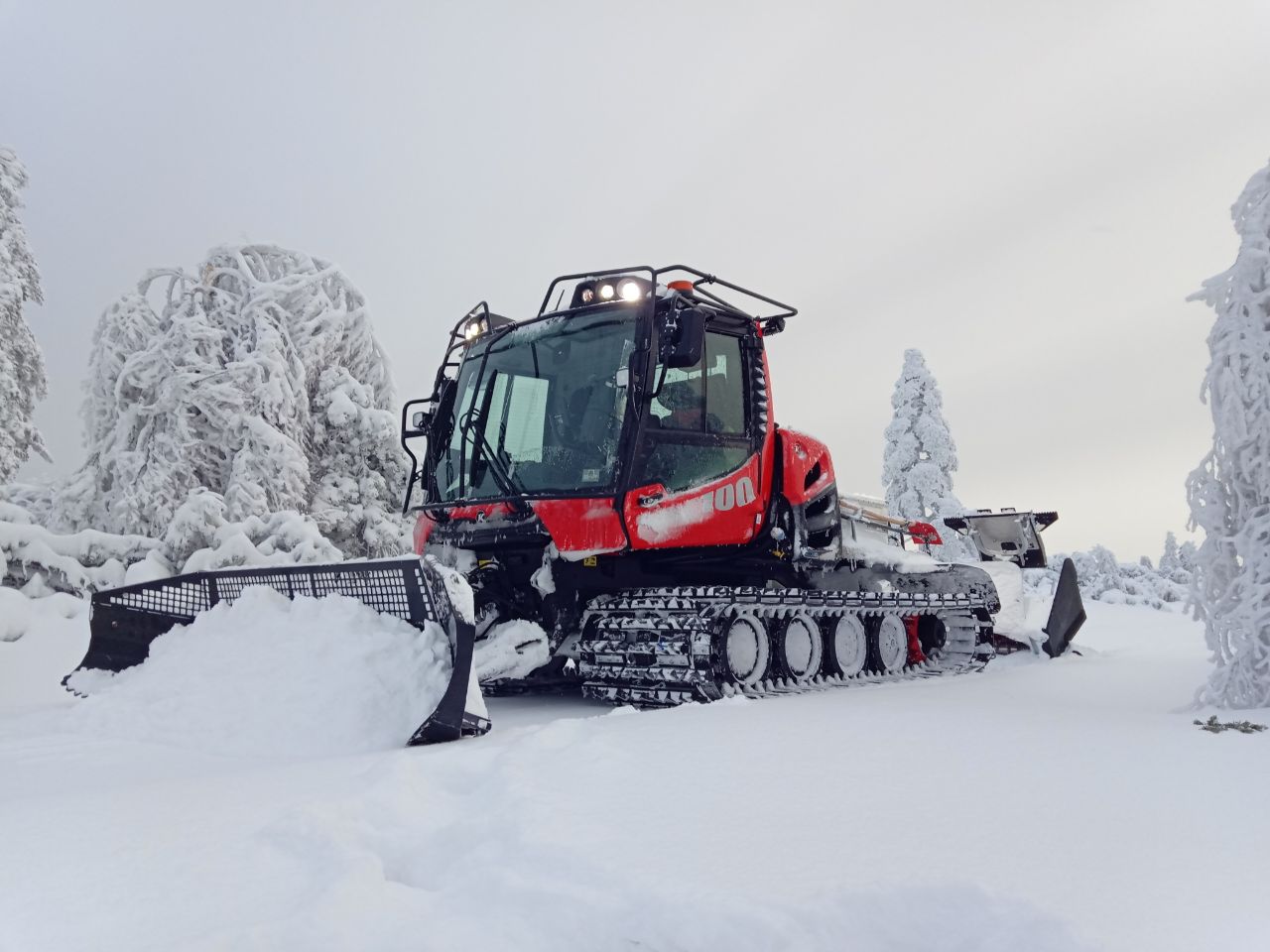 Ein spezielles Fahrzeug räumt den Schnee auf. Foto: Sven Gaiser