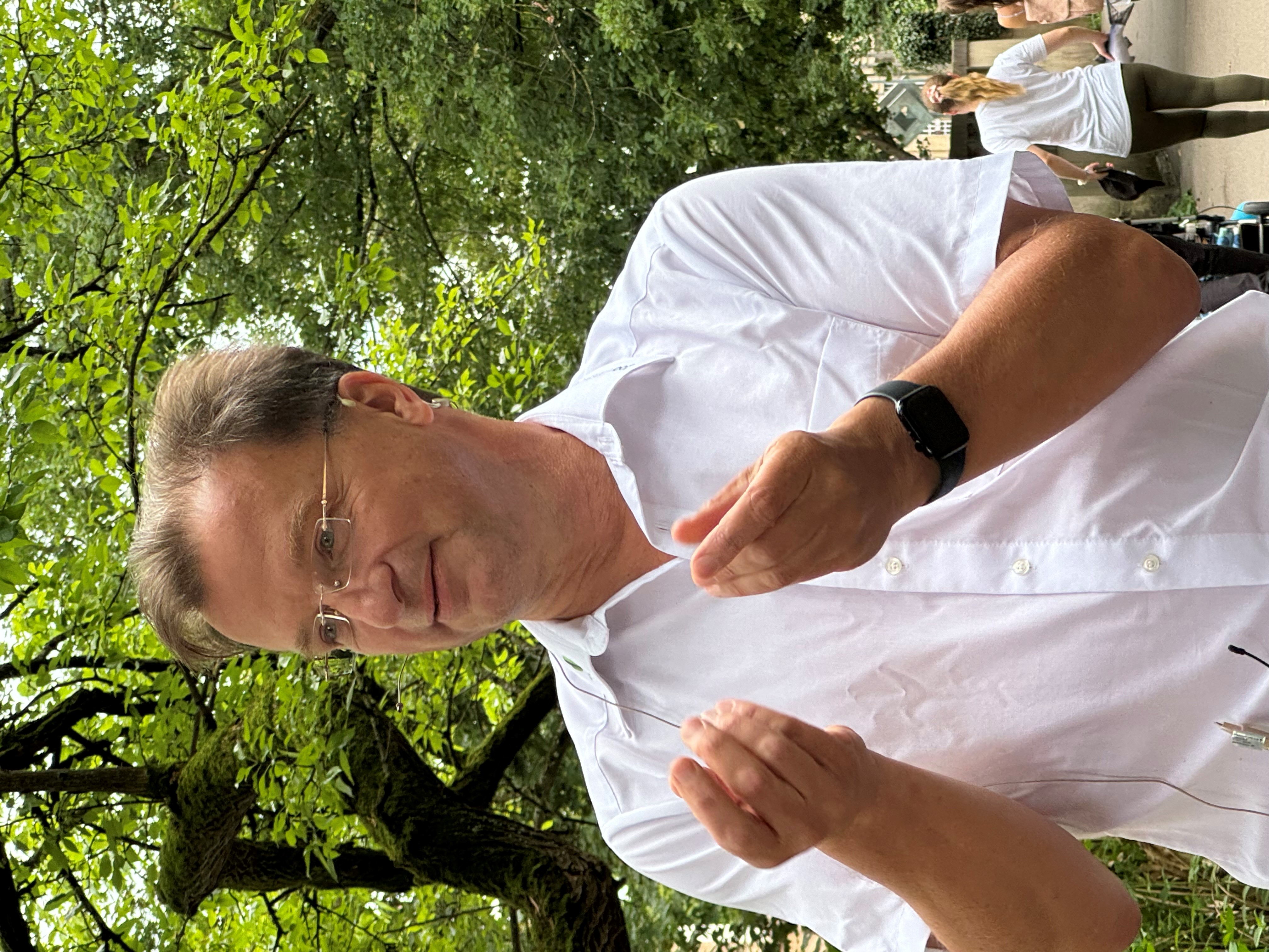 Matthias Reinschmidt erklärt etwas