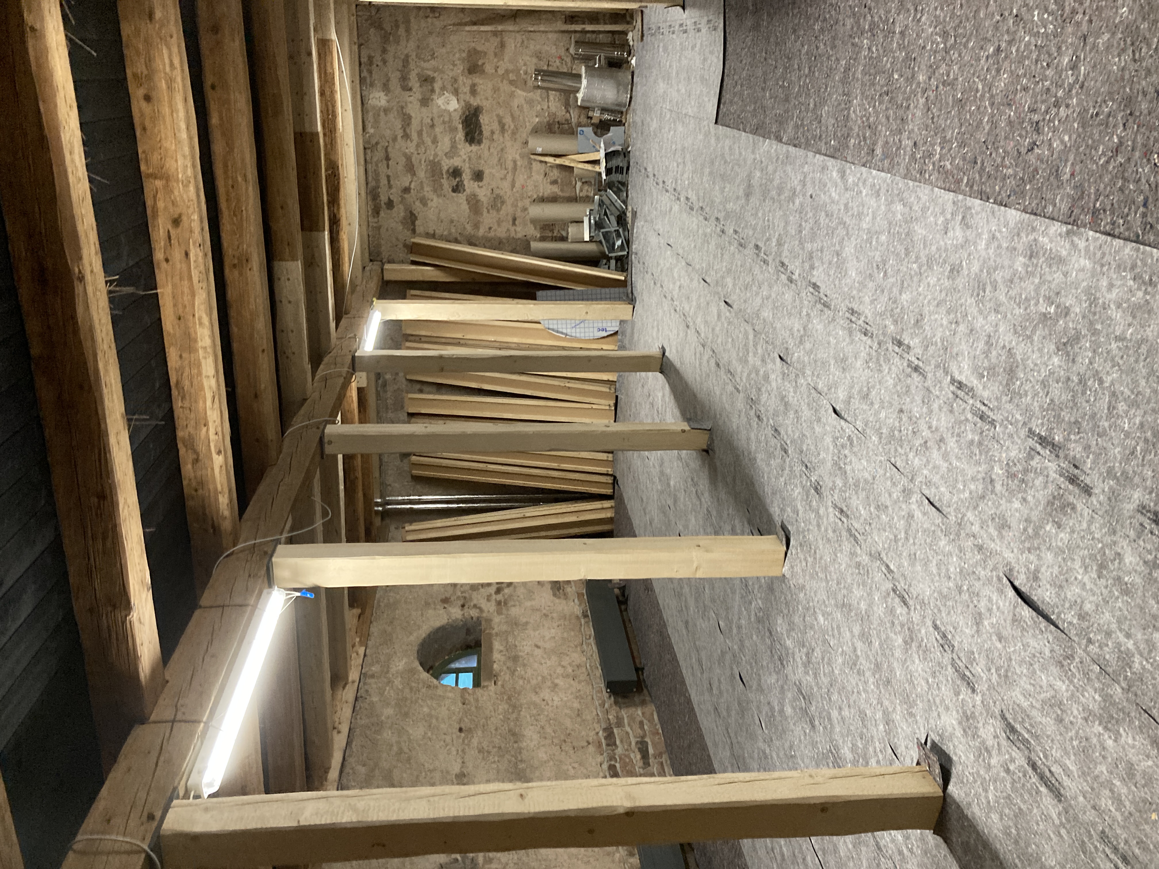 Innen wird umgebaut: Der Fußboden ist abgedeckt, neue Holzbalken wurden eingezogen