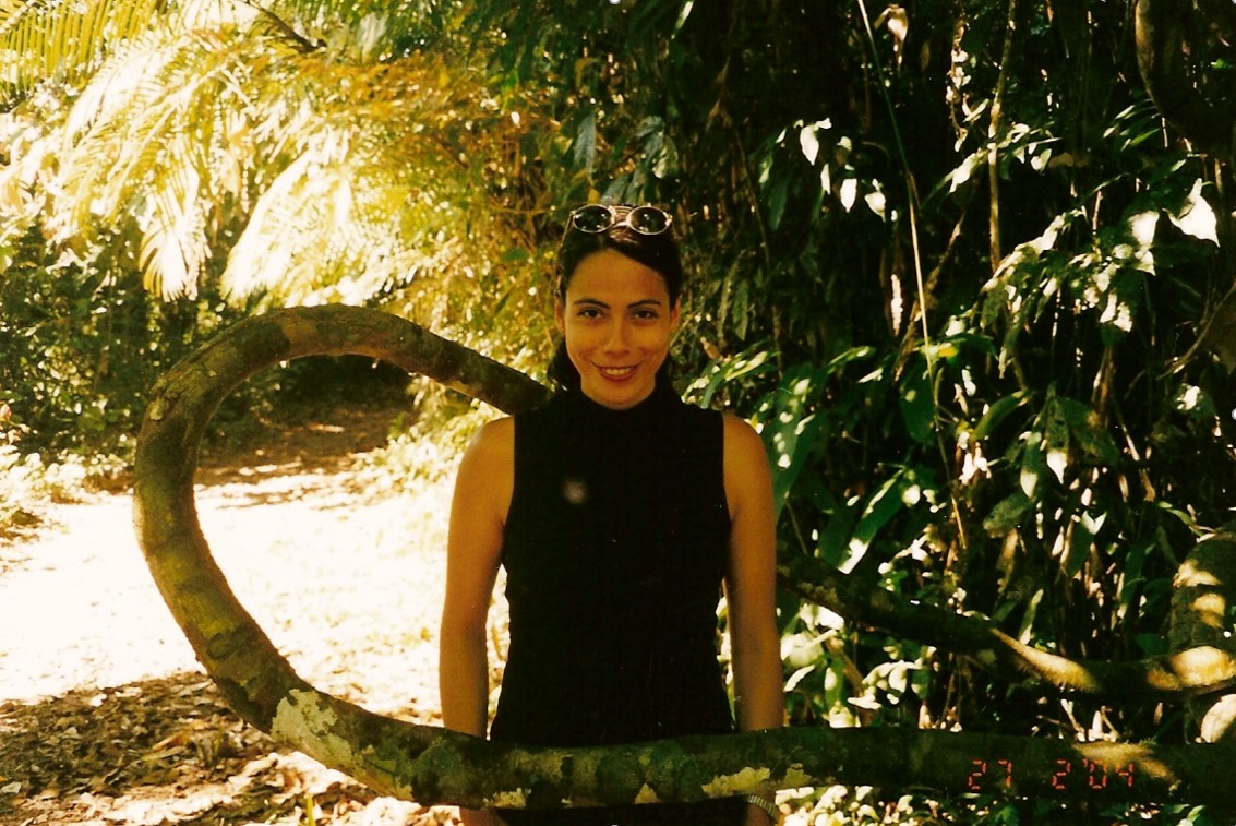 Eine Frau schaut in die Kamera, im Hintergrund Urwald. Foto: Andreas Graus