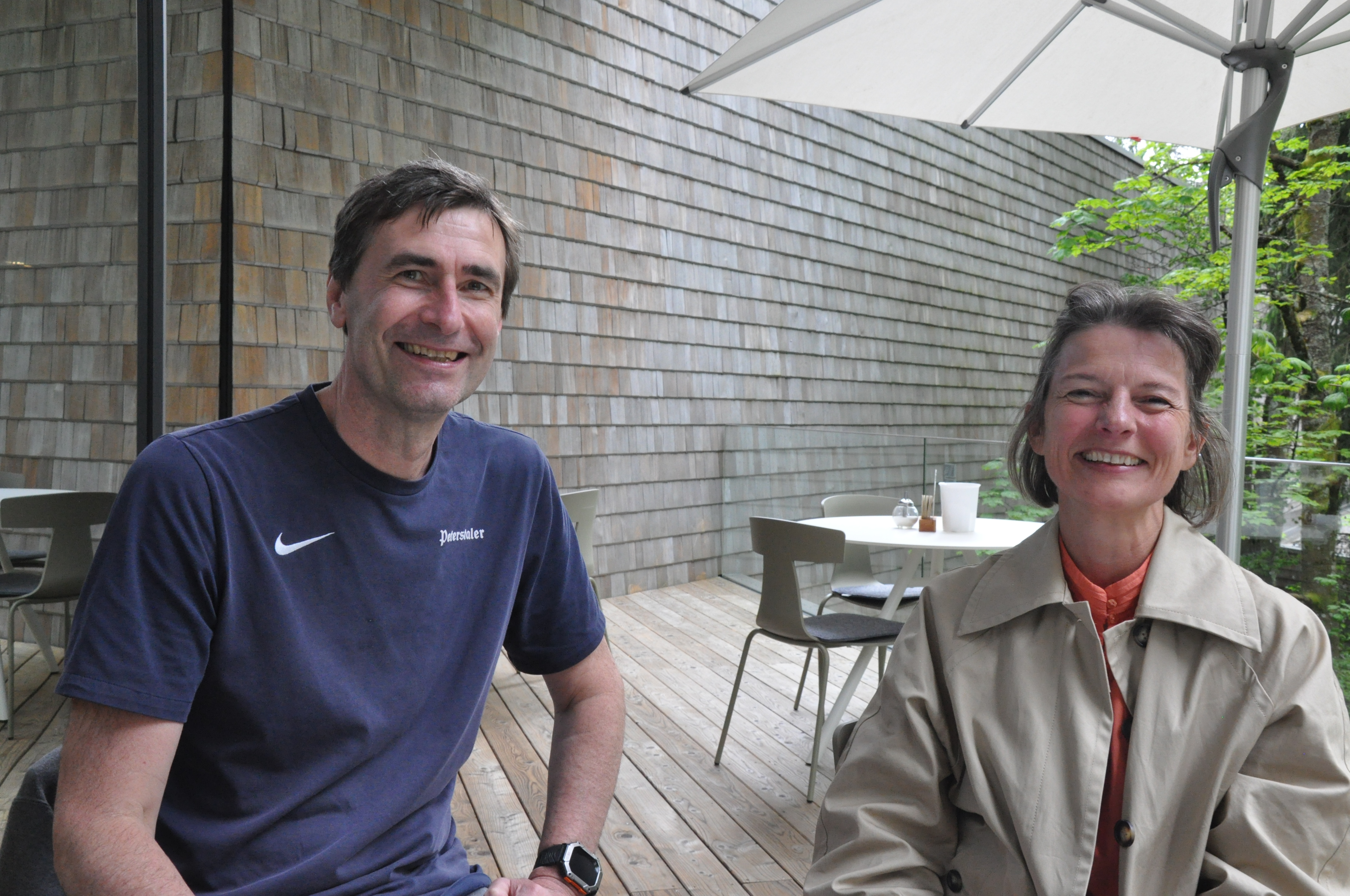 Uwe Weis und Helga Benz auf der Terrasse des Nationalparkzentrums