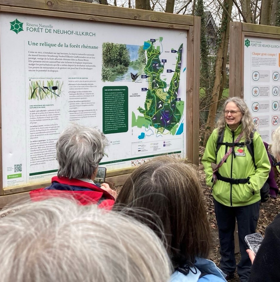 Wanderführerin bei der Arbeit © Silke Blumenstein Eine Wandergruppe mit Wanderführerin vor einem großen Schild.