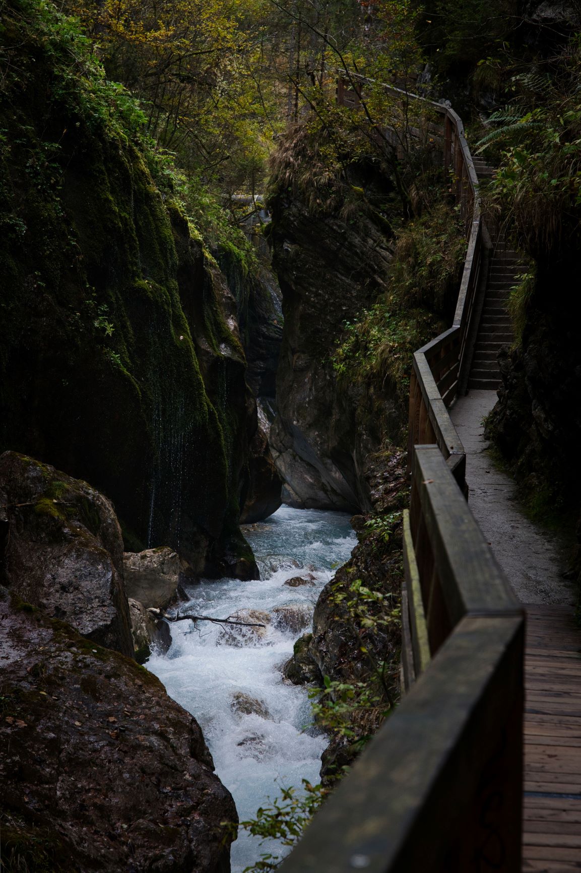 Man sieht einen Gebirgsbach. Daneben ein Steg, auf dem kann man laufen. Foto: Jonas Humm