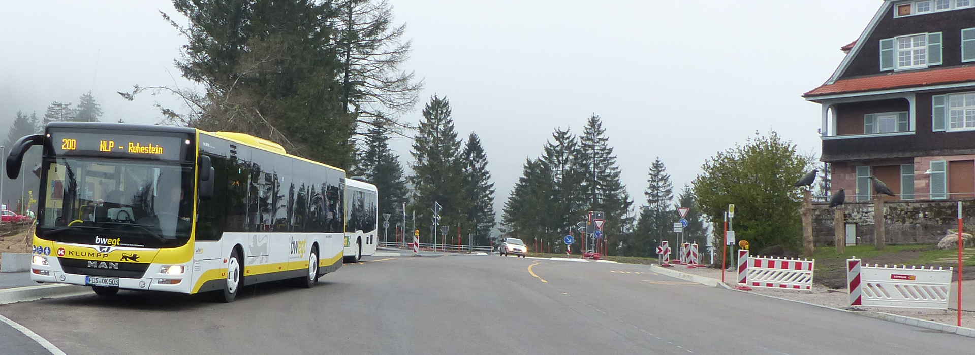 Bus hält vor dem neuen Nationalparkzentrum