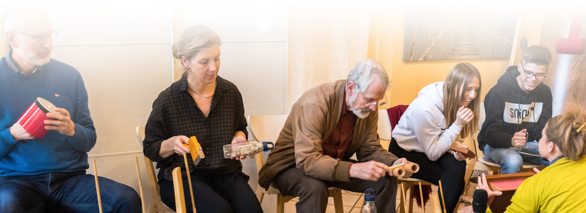 Mehrere Menschen sitzen auf Stühlen und halten Instrumente in der Hand. Foto: Ursula Wendeberg