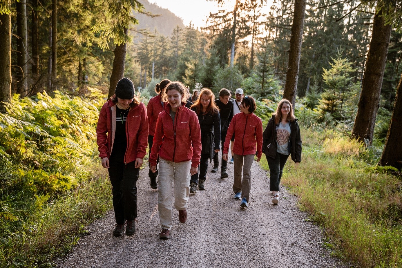 Jugendliche laufen auf einem Waldweg. Foto: A. Schneider